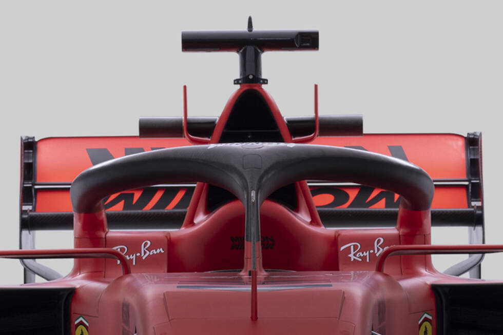 Foto zur News: Die Airbox: Der Lufteinlass über dem Cockpit ist auch in diesem Jahr in Dreiecksform gehalten, wurde seitlich allerdings um zwei kleine &quot;Hörner&quot; erweitert. Davon verspricht sich Ferrari eine bessere Anströmung des Heckflügels.