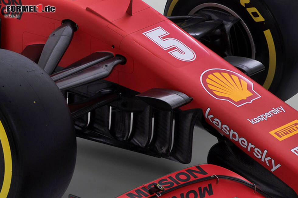 Foto zur News: Die Luftleitbleche: Unterhalb der Nase lässt Ferrari beim Modell SF1000 die deutlich komplexeren Luftleitbleche weiter vorne ansetzen als im vergangenen Jahr. Inzwischen sind es sieben einzelne Elemente.