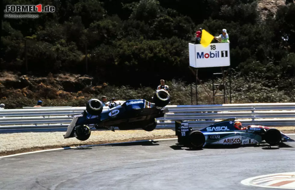 Estoril 1994: Nach einer Berührung mit Eddie Irvine fliegt der Williams von Damon Hill spektakulär ab. Foto zur News: Estoril 1994: Nach einer Berührung mit Eddie Irvine fliegt der Williams von Damon Hill spektakulär ab.