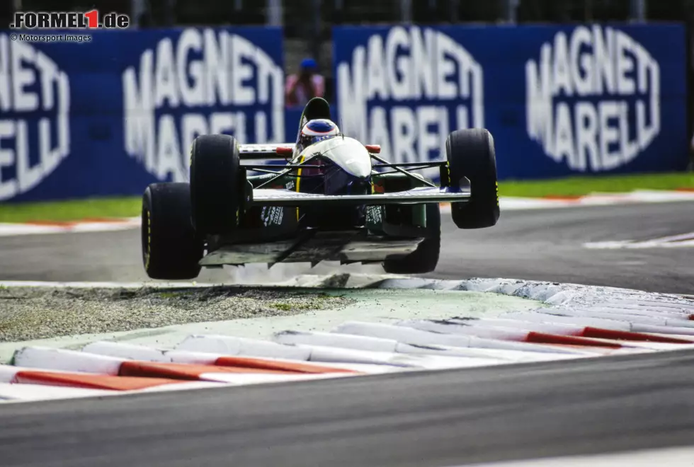 Monza 1994: Yannick Dalmas verschätzt sich in der Schikane, die hohen Randsteine katapultieren seinen Larrousse hoch hinaus. Foto zur News: Monza 1994: Yannick Dalmas verschätzt sich in der Schikane, die hohen Randsteine katapultieren seinen Larrousse hoch hinaus.