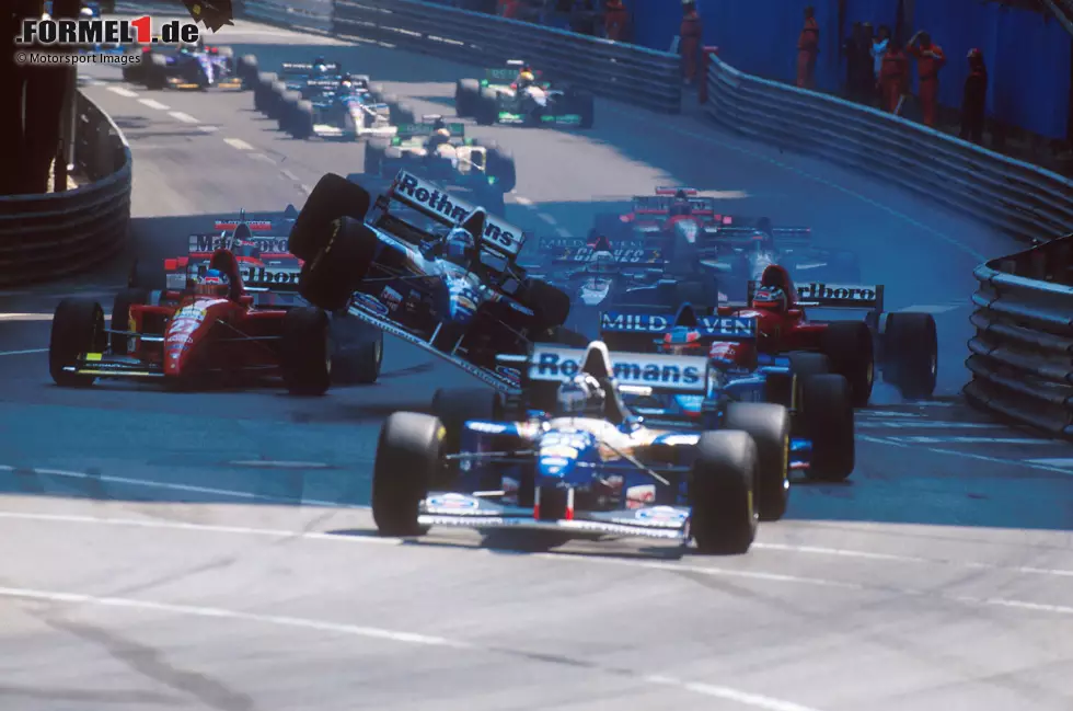 Monte Carlo 1995: Beim Start knirscht es gleich mehrfach, und das erste Opfer ist Williams-Fahrer David Coulthard, dessen Auto aufsteigt, aber ... Foto zur News: Monte Carlo 1995: Beim Start knirscht es gleich mehrfach, und das erste Opfer ist Williams-Fahrer David Coulthard, dessen Auto aufsteigt, aber ...