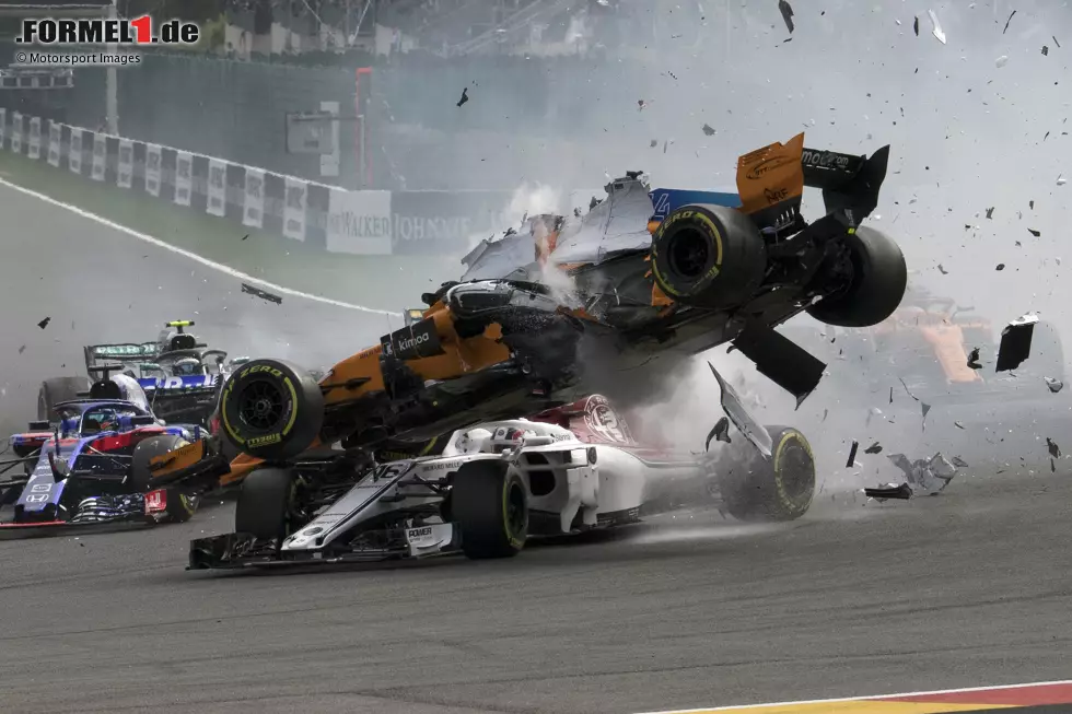 Spa-Francorchamps 2018: Fernando Alonso im McLaren fliegt über den Sauber von Charles Leclerc hinweg. Der Cockpitschutz Halo hat eine Bewährungsprobe und verhindert eine Verletzung der Fahrer. Foto zur News: Spa-Francorchamps 2018: Fernando Alonso im McLaren fliegt über den Sauber von Charles Leclerc hinweg. Der Cockpitschutz Halo hat eine Bewährungsprobe und verhindert eine Verletzung der Fahrer.