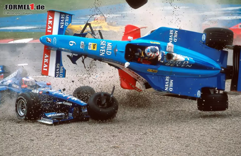 Foto zur News: Hoch hinaus will jeder Fahrer in der Formel 1. Und manchmal führt das auch buchstäblich dazu, dass einige Formel-1-Fahrer - eher unfreiwillig - abheben. Wir zeigen ausgewählte Szenen mit fliegenden Grand-Prix-Autos aus den vergangenen Jahrzehnten!