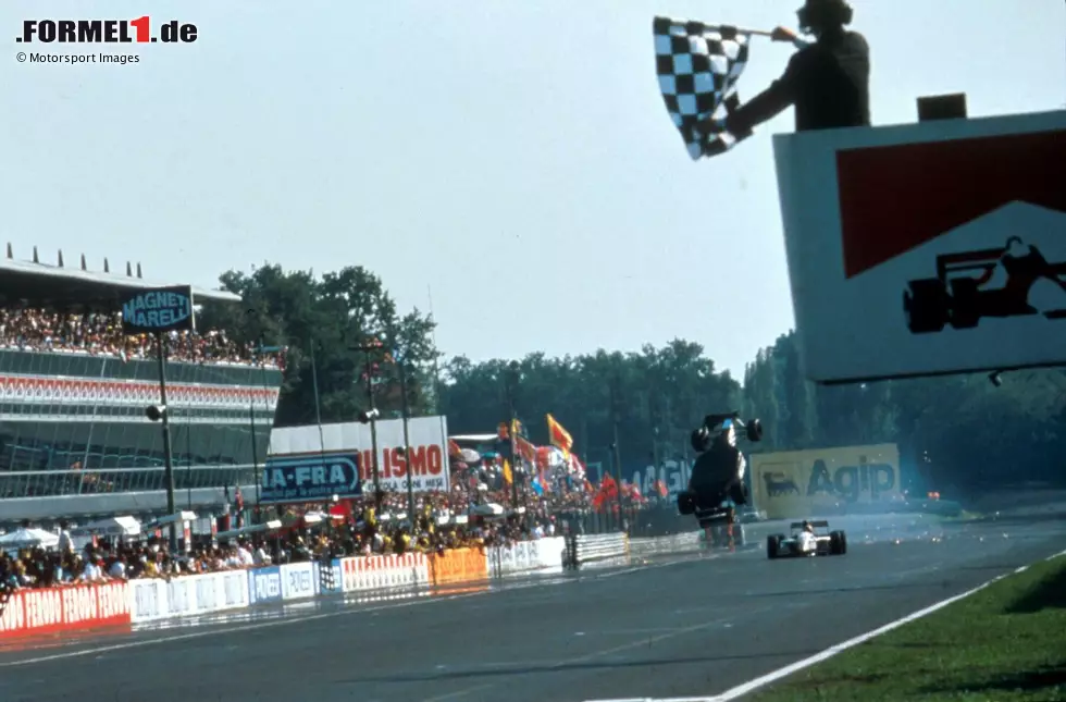 Monza 1993: Christian Fittipaldi kollidiert bei der Zieldurchfahrt mit seinem Minardi-Teamkollegen Pierluigi Martini. Fittipaldis Fahrzeug setzt deshalb zu einem Rückwärtssalto an - und überquert kurz darauf auf drei Rädern fahrend die Ziellinie! Foto zur News: Monza 1993: Christian Fittipaldi kollidiert bei der Zieldurchfahrt mit seinem Minardi-Teamkollegen Pierluigi Martini. Fittipaldis Fahrzeug setzt deshalb zu einem Rückwärtssalto an - und überquert kurz darauf auf drei Rädern fahrend die Ziellinie!