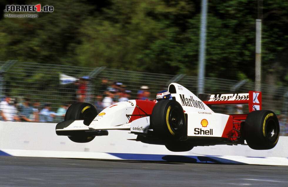 Foto zur News: Adelaide 1993: Mika Häkkinen räubert etwas zu hart über einen Randstein, sein McLaren steigt in die Luft und fliegt mehrere Meter weit. Die anschließende Landung ist hart ...