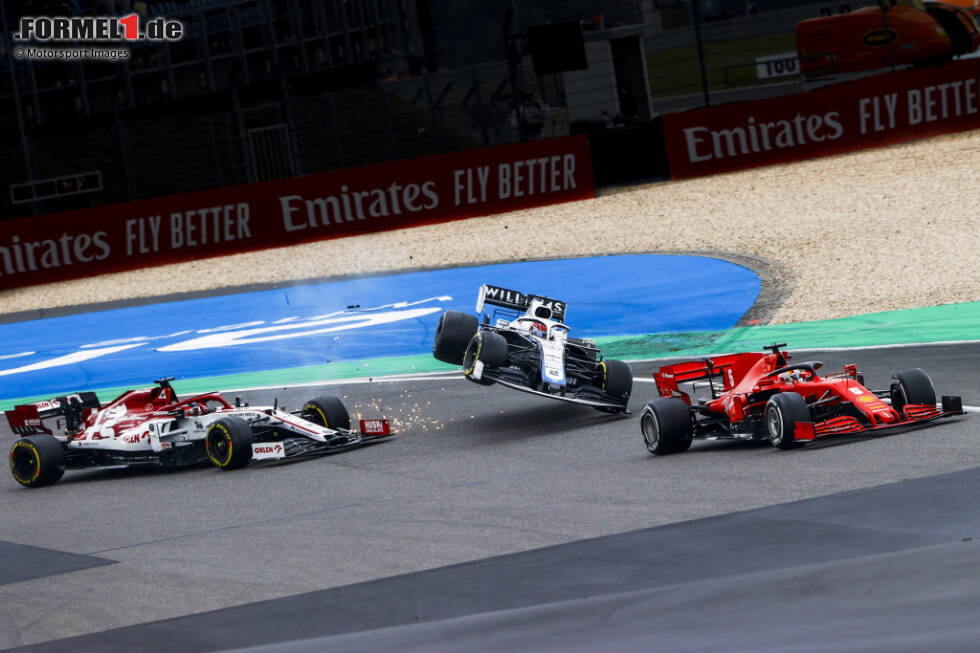 Foto zur News: Nürburgring 2020: Nach einer Kollision mit Kimi Räikkönen hebt der Williams von George Russell ab. Beim Aufprall nimmt das Auto Schaden und Russell ist raus, aber immerhin unverletzt.