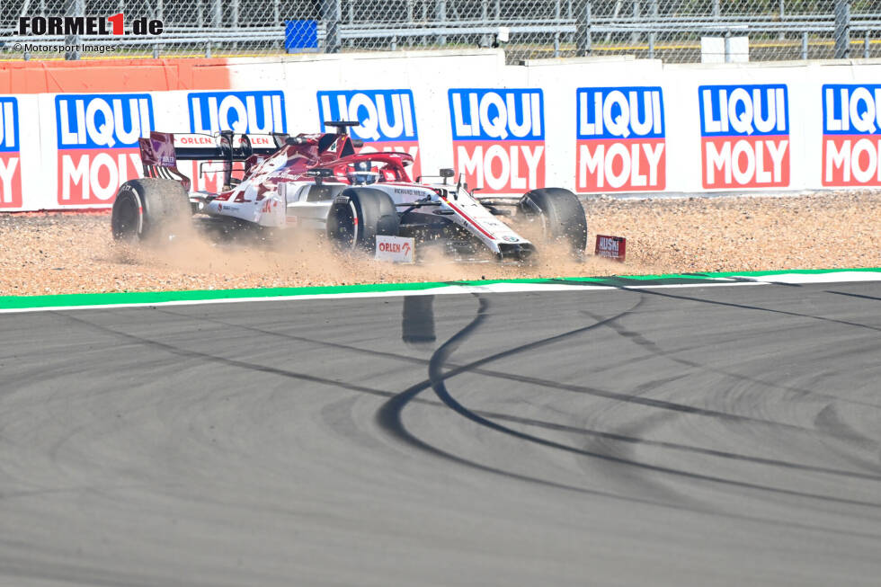 Kimi Räikkönen (5): Zum zweiten Mal in Folge die einzige 5, das tut weh! Ob der "Iceman" in der Möhre wirklich Spaß hat, darf langsam bezweifelt werden. Das Duell gegen Giovinazzi verliert er in Silverstone deutlich, dazu ein Abflug im Training und der zerstörte Frontflügel im Rennen. Wie lange tut er sich das noch an? Kimi Räikkönen (5): Zum zweiten Mal in Folge die einzige 5, das tut weh! Ob der "Iceman" in der Möhre wirklich Spaß hat, darf langsam bezweifelt werden. Das Duell gegen Giovinazzi verliert er in Silverstone deutlich, dazu ein Abflug im Training und der zerstörte Frontflügel im Rennen. Wie lange tut er sich das noch an?