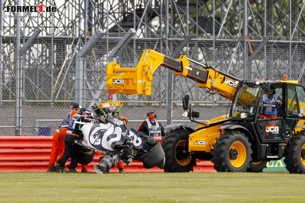 Foto zur News: Daniil Kwjat (4): Der Abflug mag nicht ganz seine Schuld gewesen sein, dennoch war er zu dem Zeitpunk so abgelenkt, dass er es für seinen Fehler hielt. Auch das Qualifying war nicht überzeugend genug für eine bessere Note.