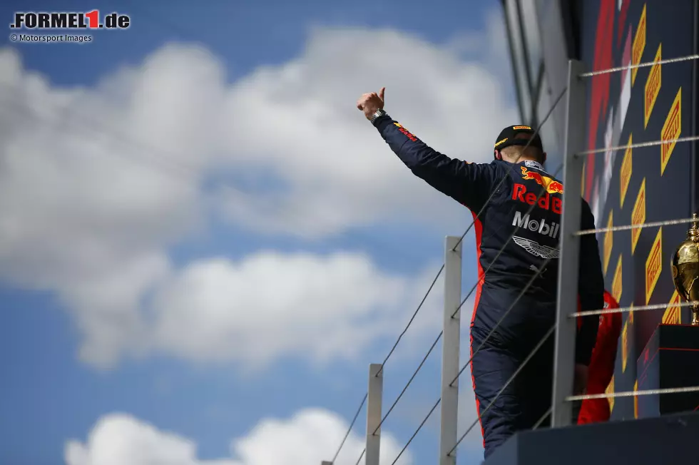 Max Verstappen (1): Er hat wieder alles herausgeholt, was ging. Der Niederländer ist der einzige halbwegs echte Gegner für Mercedes und war wieder zur Stelle, als die schwarzen Silberpfeile Probleme hatten. Mit etwas Glück wäre der Sieg drin gewesen, doch Verstappen weiß, dass dieser ohne Stopp nicht garantiert gewesen wäre. Foto zur News: Max Verstappen (1): Er hat wieder alles herausgeholt, was ging. Der Niederländer ist der einzige halbwegs echte Gegner für Mercedes und war wieder zur Stelle, als die schwarzen Silberpfeile Probleme hatten. Mit etwas Glück wäre der Sieg drin gewesen, doch Verstappen weiß, dass dieser ohne Stopp nicht garantiert gewesen wäre.