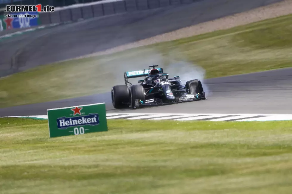 Lewis Hamilton (1): Sein Dreher in Q2 hatte keine Auswirkungen, der Rest war wieder maximal souverän. Hamilton führte jede einzelne Runde und sah wie der sichere Sieger aus, als sein Reifen platzte. Wie er das Auto noch ins Ziel schleppte, daran wird man sich auch in vielen Jahren noch erinnern! Foto zur News: Lewis Hamilton (1): Sein Dreher in Q2 hatte keine Auswirkungen, der Rest war wieder maximal souverän. Hamilton führte jede einzelne Runde und sah wie der sichere Sieger aus, als sein Reifen platzte. Wie er das Auto noch ins Ziel schleppte, daran wird man sich auch in vielen Jahren noch erinnern!