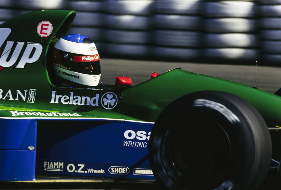 Foto zur News: Jordan 191 (1991): Sponsor 7UP sorgte für das grüne Design des ersten F1-Boliden des Jordan-Teams. Mit P5 in der Konstrukteurswertung war das Auto auch konkurrenzfähig. Unvergessen: das Debüt von Michael Schumacher in Spa. Vergessen: Teamkollege Andrea de Cesaris hielt in diesem Rennen bis zu einem Defekt kurz vor Schluss Rang zwei!