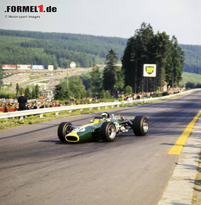 Foto zur News: Lotus 49 (1967): Vor dem Einzug von Sponsoren waren Teams aus Großbritannien im &quot;British Racing Green&quot; bemalt. Der Lotus 49 war der erste Formel-1-Bolide mit dem Cosworth DFV-Motor und Monocoque-Bauweise. Zwei WM-Titel bei den Fahrern und Konstrukteuren folgten. Das Auto war so gut, dass es noch 1970 Rennen gewonnen hat!