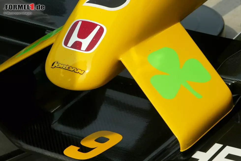 Jordan EJ12 (2002): Eddie Jordan galt als "bunter Vogel" im Paddock. Der passionierte Schlagzeuger brachte oft frischen Schwung in die Formel 1. Im Jahr 2002 wurde zu Ehren des St. Patrick's Day ein grünes Kleeblatt an der Nase angebracht, denn Jordan stammt aus Dublin (Irland). Foto zur News: Jordan EJ12 (2002): Eddie Jordan galt als "bunter Vogel" im Paddock. Der passionierte Schlagzeuger brachte oft frischen Schwung in die Formel 1. Im Jahr 2002 wurde zu Ehren des St. Patrick's Day ein grünes Kleeblatt an der Nase angebracht, denn Jordan stammt aus Dublin (Irland).