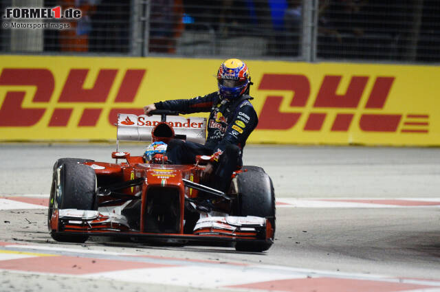 Foto zur News: Mark Webber fährt beim Grand Prix von Singapur 2013 bei Fernando Alonso mit.