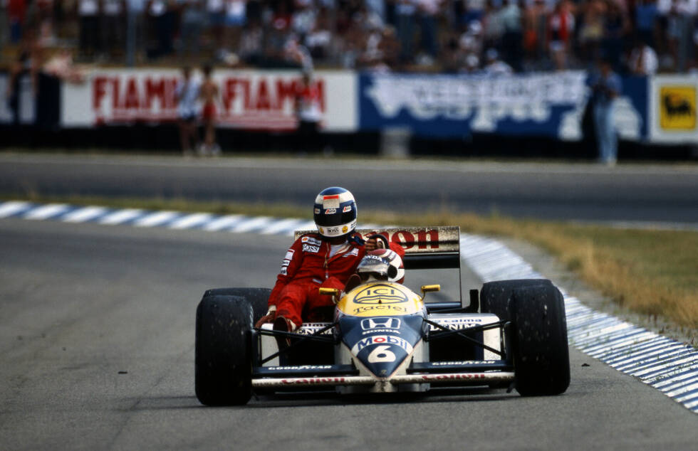 Foto zur News: Keke Rosberg fährt beim Grand Prix von Deutschland auf dem Hockenheimring 1986 bei Nelson Piquet mit.
