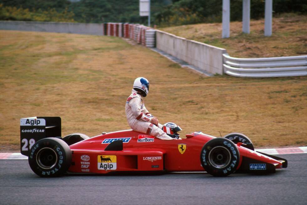 Foto zur News: Derek Warwick fährt beim Grand Prix von Japan in Suzuka 1988 bei Gerhard Berger mit.