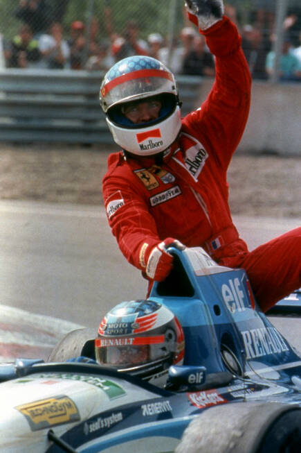 Foto zur News: Rennsieger Jean Alesi fährt beim Grand Prix von Kanada in Montreal 1995 bei Michael Schumacher mit.