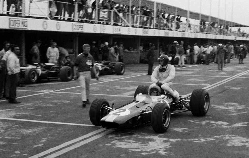 Foto zur News: Jim Clark fährt 1966 beim Grand Prix von Mexiko in Mexiko-Stadt bei seinem Teamkollegen Peter Arundell mit.