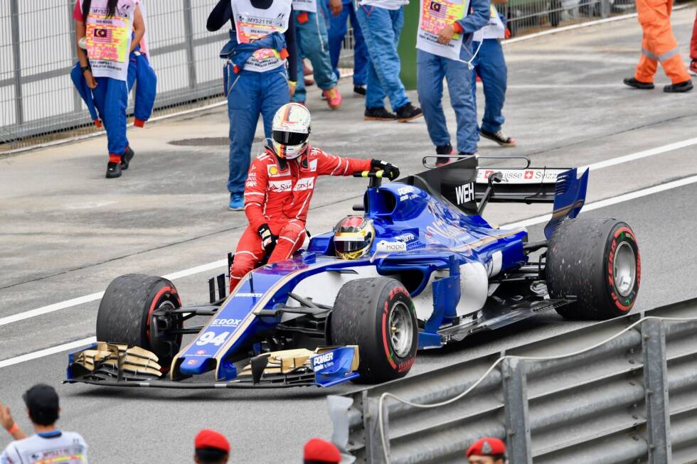 Foto zur News: Sebastian Vettel fährt beim Grand Prix von Malaysia 2017 in Sepang bei Pascal Wehrlein mit.