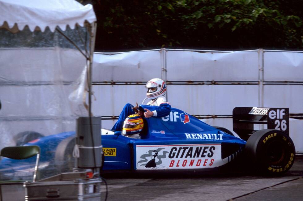 Foto zur News: Martin Brundle fährt beim Grand Prix von Japan in Suzuka 1993 bei seinem Teamkollegen Mark Blundell mit.