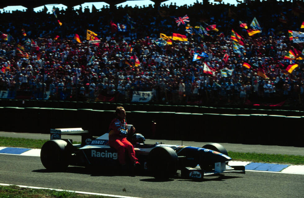 Foto zur News: Rubens Barrichello fährt beim Grand Prix von Deutschland auf dem Hockenheimring 1995 bei David Coulthard mit.