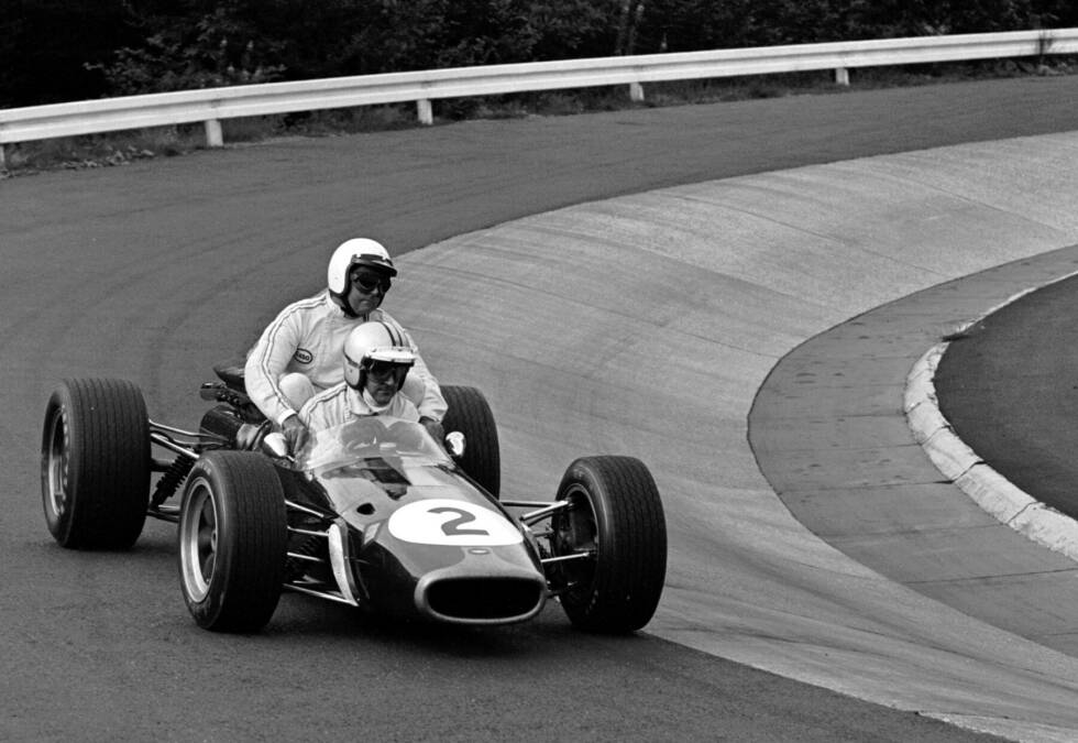 Foto zur News: Jack Brabham fährt beim Grand Prix von Deutschland auf dem Nürburgring 1967 bei seinem Teamkollegen Denny Hulme mit.