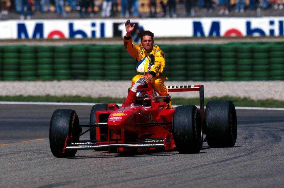 Foto zur News: Ginacarlo Fisichella fährt beim Grand Prix von Deutschland auf dem Hockenheimring 1997 bei Michael Schumacher mit.