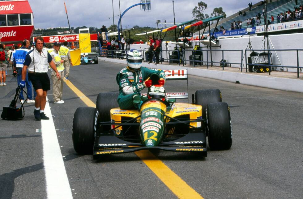 Foto zur News: Mika Häkkinen fährt beim Grand Prix von Portugal in Estoril 1992 bei seinem Teamkollegen Johnny Herbert mit.