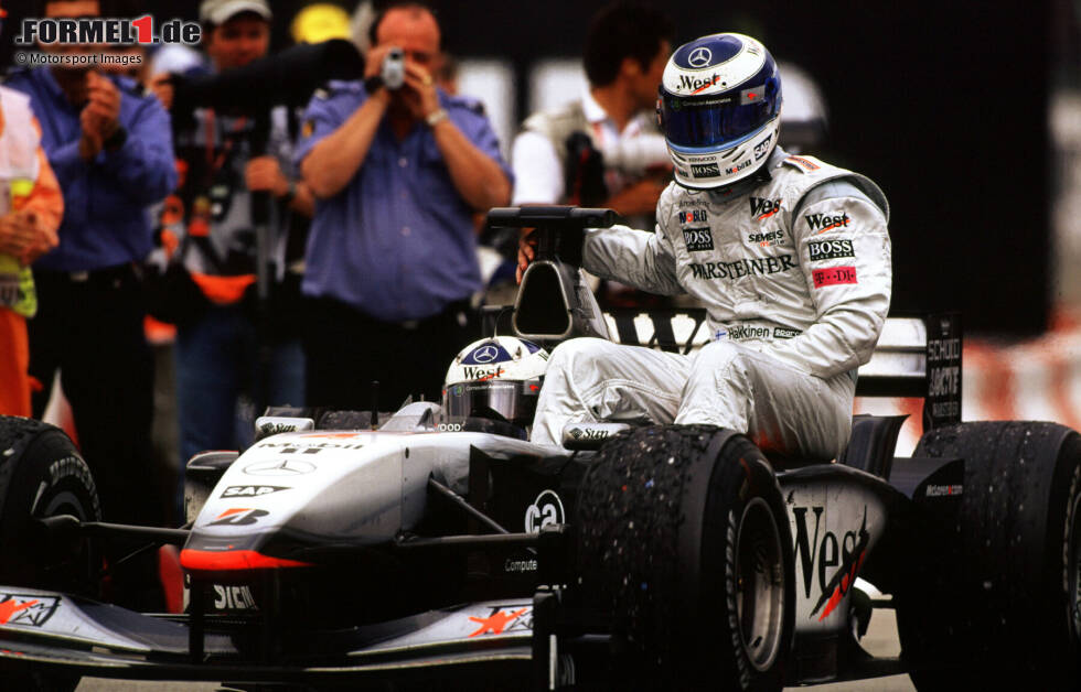 Foto zur News: Mika Häkkinen fährt beim Grand Prix von Spanien 2001 in Barcelona bei seinem Teamkollegen David Coulthard mit.