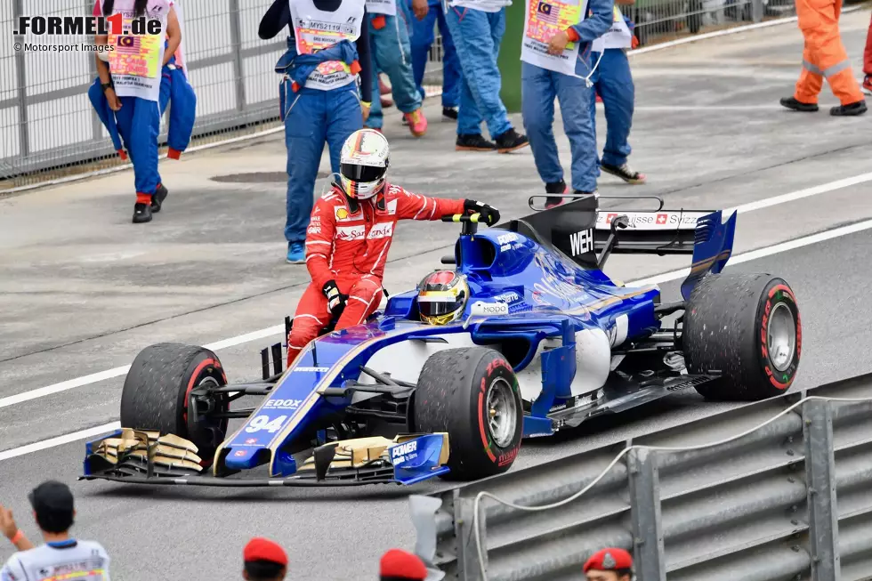 Foto zur News: Sebastian Vettel fährt beim Grand Prix von Malaysia 2017 in Sepang bei Pascal Wehrlein mit.