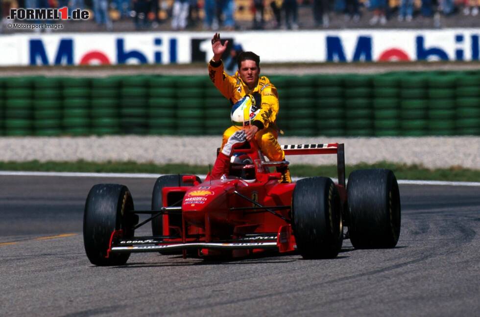 Foto zur News: Ginacarlo Fisichella fährt beim Grand Prix von Deutschland auf dem Hockenheimring 1997 bei Michael Schumacher mit.