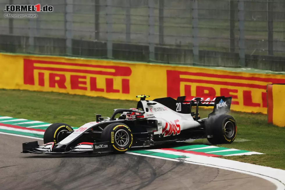 Foto zur News: Kevin Magnussen (4): In Qualifying und Rennen von einem Problem am Getriebe eingebremst und am Ende mit Kopfschmerzen aufgegeben. Eigentlich ein guter Start, dann aber im Duell mit Vettel gedreht, woran er zumindest nicht ganz unschuldig war. Hätte mehr Platz lassen können. Das Rennen war damit ohnehin gelaufen.