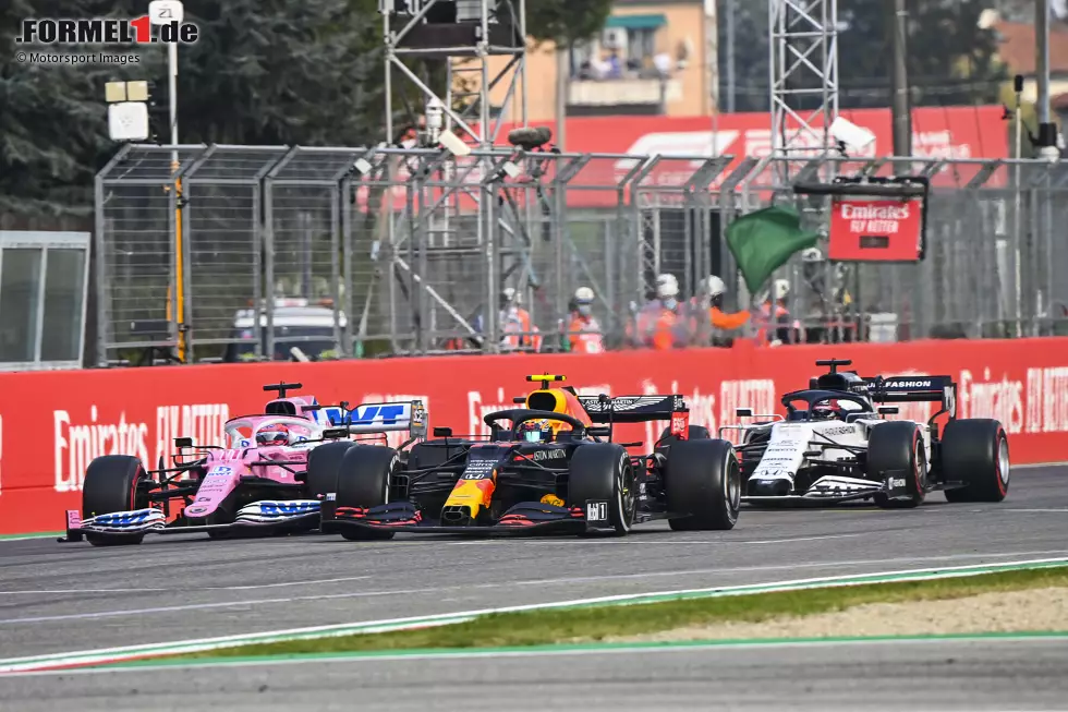 Foto zur News: Alexander Albon (5): Im Qualifying wieder einmal drei Plätze und knapp vier Zehntel hinter dem Teamkollegen. Im Rennen kaum besser, der Dreher nach dem Neustart hat seine 5 dann besiegelt. Er selbst glaubte, dass er von einem anderen Fahrer getroffen wurde. War aber nicht so, das ging mal wieder auf seine Kappe.