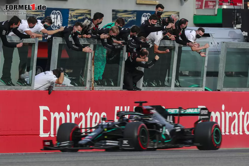 Lewis Hamilton (2): Qualifying gegen Bottas und am Start eine Position gegen Verstappen verloren, das kann für uns keine 1 mehr sein. Im Normalfall beendet er das Rennen so als Dritter oder maximal Zweiter. Als er freie Fahrt hatte, überzeugte er dann aber in bekannter Hamilton-Manier mit einigen starken Runden. Foto zur News: Lewis Hamilton (2): Qualifying gegen Bottas und am Start eine Position gegen Verstappen verloren, das kann für uns keine 1 mehr sein. Im Normalfall beendet er das Rennen so als Dritter oder maximal Zweiter. Als er freie Fahrt hatte, überzeugte er dann aber in bekannter Hamilton-Manier mit einigen starken Runden.