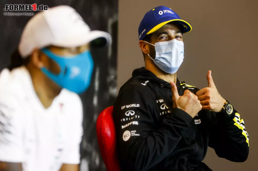 Daniel Ricciardo (1): Zum zweiten Mal in diesem Jahr P3 und damit wieder einmal das Maximum herausgeholt. Den Grundstein hat er im Qualifying (P5) und mit einem guten Start gelegt, nach dem er als Vierter bereits "Best of the Rest" war. In der Schlussphase dann Kwjat trotz der alten Reifen hinter sich gehalten. Stark! Foto zur News: Daniel Ricciardo (1): Zum zweiten Mal in diesem Jahr P3 und damit wieder einmal das Maximum herausgeholt. Den Grundstein hat er im Qualifying (P5) und mit einem guten Start gelegt, nach dem er als Vierter bereits "Best of the Rest" war. In der Schlussphase dann Kwjat trotz der alten Reifen hinter sich gehalten. Stark!