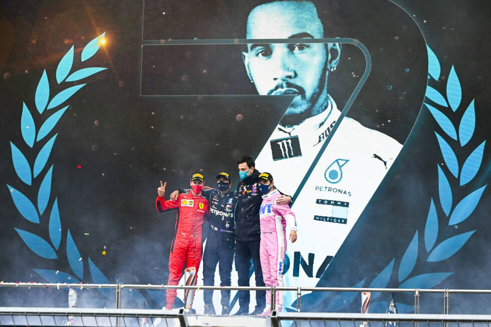 Foto zur News: Lewis Hamilton (1): Kleine Abzüge gibt es für das Qualifying und die durchwachsene erste Runde. Das alles wiegt die zweite Rennhälfte jedoch mehr als auf. Steckte lange hinter Vettel fest, verlor aber nie die Nerven und wartete geduldig auf seine Chance. Im Ziel dann mehr als 30 Sekunden Vorsprung auf den Rest der Welt. Weltmeisterlich!