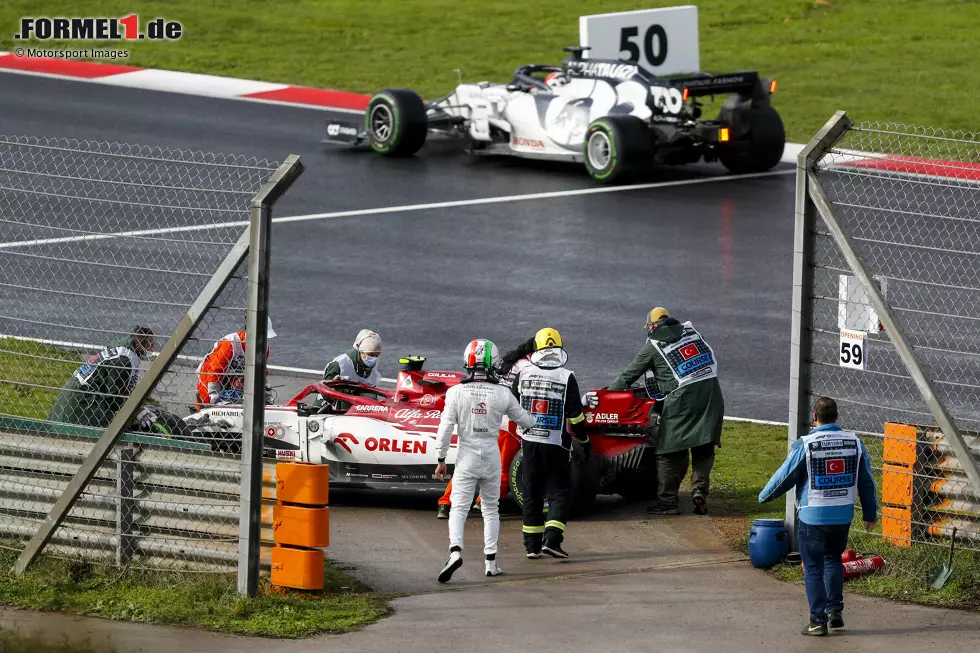 Foto zur News: Antonio Giovinazzi (5): Sein Glück, dass andere Piloten an diesem Wochenende noch schlechter waren ... Ansonsten wäre sein Crash auf dem Weg in die Startaufstellung noch peinlicher gewesen. Im Qualifying zwar gut, aber ohne fremde Hilfe hätte er am Sonntag nach seinem frühen Abflug gar nicht erst starten können.