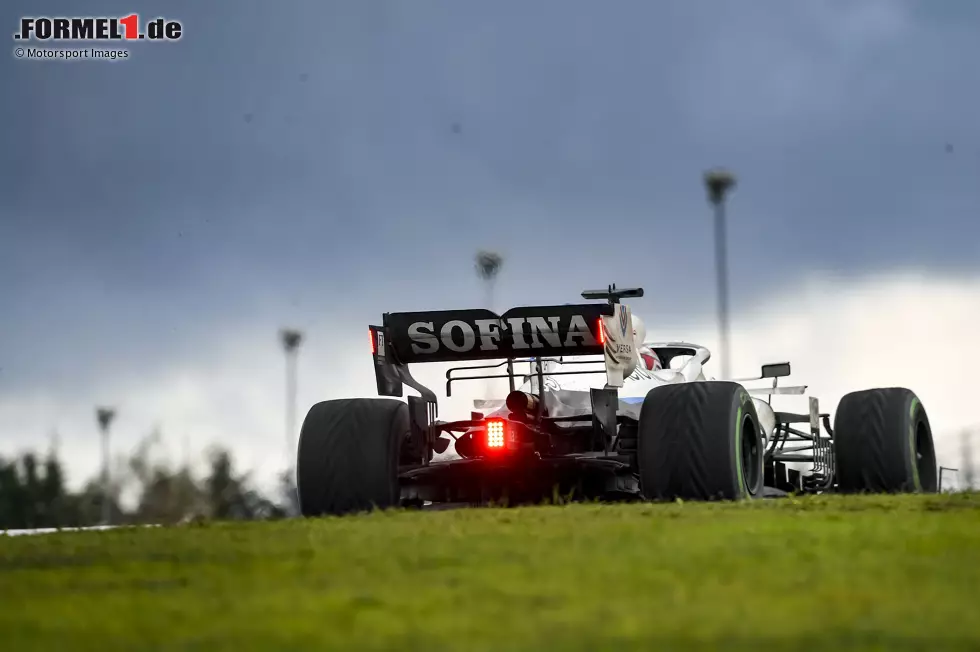 Foto zur News: George Russell (4): Nach dem Abflug hinter dem Safety-Car in Imola war der Crash vor dem Start bereits sein zweiter Fehler in Folge. An der 5 kommt er im Gegensatz zu Giovinazzi knapp vorbei, weil er es zumindest aus eigener Kraft zurück an die Box schaffte. Auch davon abgesehen aber eines seiner schlechtesten Rennen in diesem Jahr.