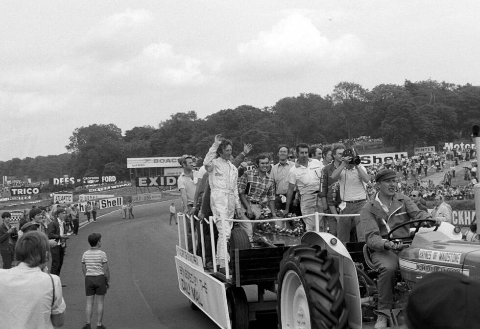Foto zur News: ...feierten Rindt und das Lotus-Team ihren Triumph in Brands Hatch mit einer Ehrenrunde, auf der sie sich von einem Traktor über die Strecke und vorbei an den Fans bugsieren ließen.