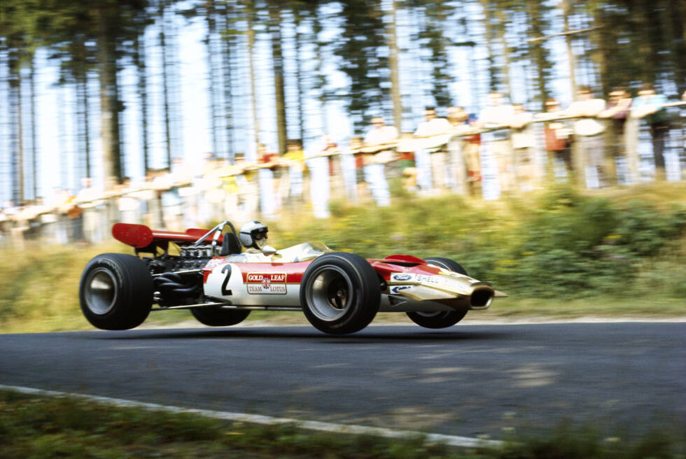 Foto zur News: Nach einer Saison bei Brabham wechselt Rindt 1969 zu Lotus (im Bild auf dem Nürburgring). Nach einem schweren Unfall in Spanien kämpft er sich in Italien und Kanada wieder zurück aufs Podest.