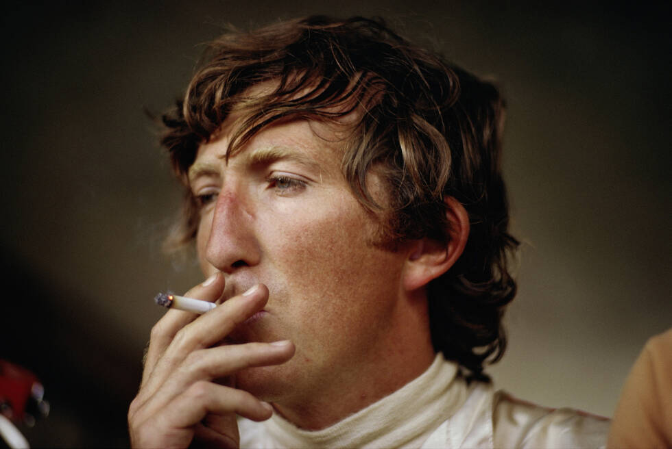 Foto zur News: Mit Zigarette im Mund: So kannte man Jochen Rindt, der nicht umsonst den Beinamen &quot;James Dean der Formel 1&quot; bekam. Sein Mythos lebt auch mehr als 50 Jahre nach dem Tod des gebürtigen Mainzers weiter.