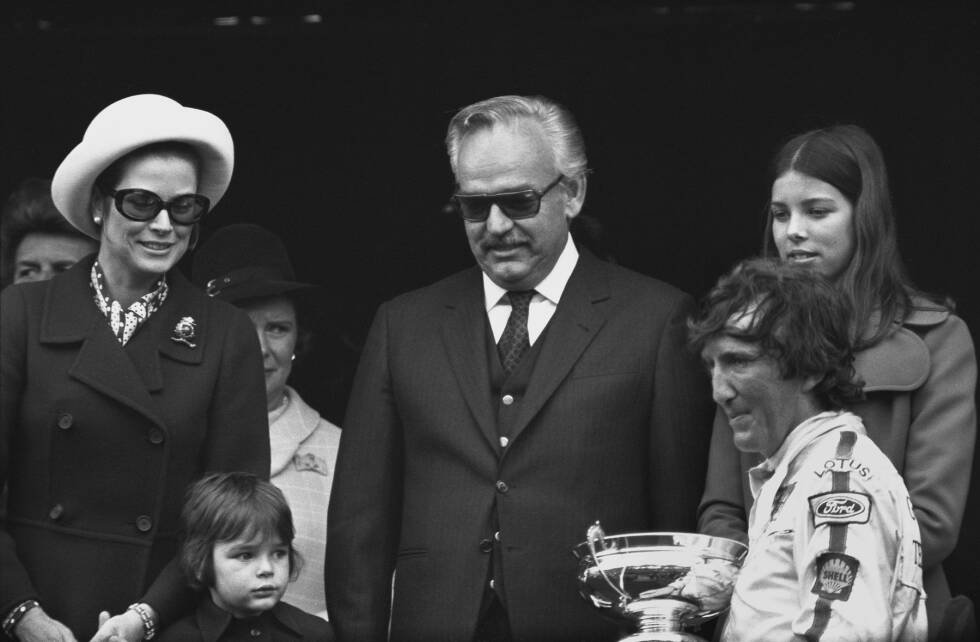 Foto zur News: Während der Sieg in Monaco traditionell mit der Übergabe der Trophäe durch die Fürstenfamilie - damals Fürst Rainier III. und seiner Frau Grace Kelly - besiegelt wurde,...