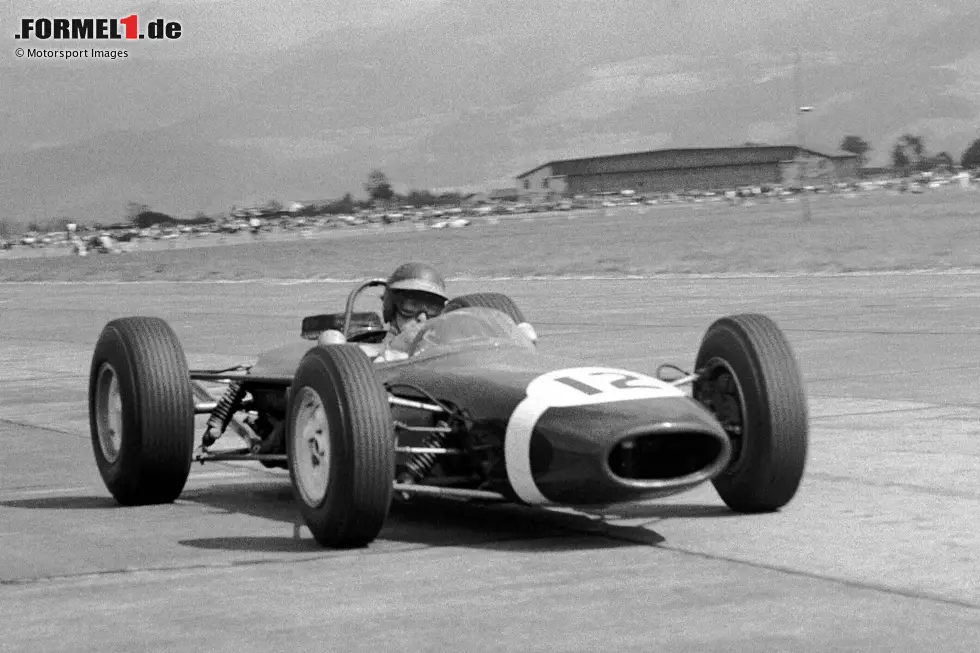 Foto zur News: Sein Formel-1-Debüt gibt Rindt 1964 im Brabham BT11 von Rob Walker: Es ist der Grand Prix von Österreich in Zeltweg 1964. In Runde 58 muss er sein Auto wegen eines Lenkungsproblems abstellen.