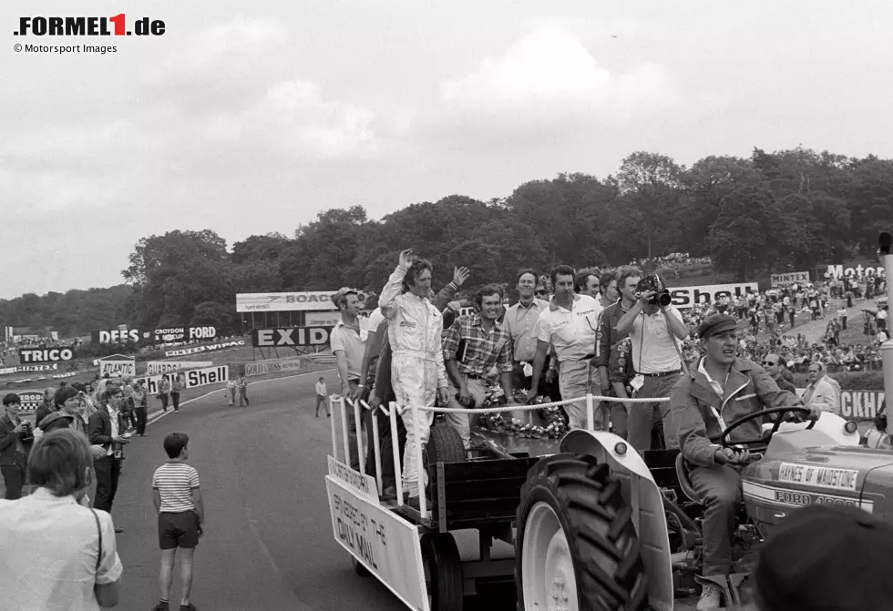 ...feierten Rindt und das Lotus-Team ihren Triumph in Brands Hatch mit einer Ehrenrunde, auf der sie sich von einem Traktor über die Strecke und vorbei an den Fans bugsieren ließen. Foto zur News: ...feierten Rindt und das Lotus-Team ihren Triumph in Brands Hatch mit einer Ehrenrunde, auf der sie sich von einem Traktor über die Strecke und vorbei an den Fans bugsieren ließen.