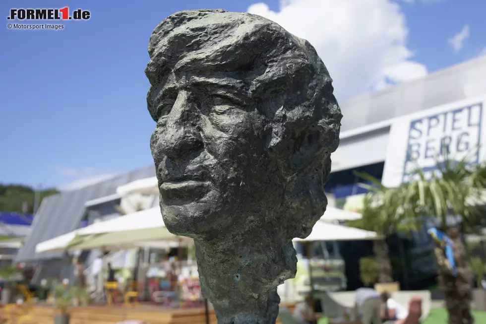 Damit ist er bis heute der einzige Formel-1-Pilot, der posthum den Titel holte. Am Red Bull Ring erinnert eine Statue an den Weltmeister, der in Graz aufwuchs und mit österreichischer Rennlizenz startete. Foto zur News: Damit ist er bis heute der einzige Formel-1-Pilot, der posthum den Titel holte. Am Red Bull Ring erinnert eine Statue an den Weltmeister, der in Graz aufwuchs und mit österreichischer Rennlizenz startete.