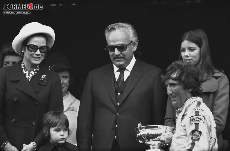 Während der Sieg in Monaco traditionell mit der Übergabe der Trophäe durch die Fürstenfamilie - damals Fürst Rainier III. und seiner Frau Grace Kelly - besiegelt wurde,... Foto zur News: Während der Sieg in Monaco traditionell mit der Übergabe der Trophäe durch die Fürstenfamilie - damals Fürst Rainier III. und seiner Frau Grace Kelly - besiegelt wurde,...