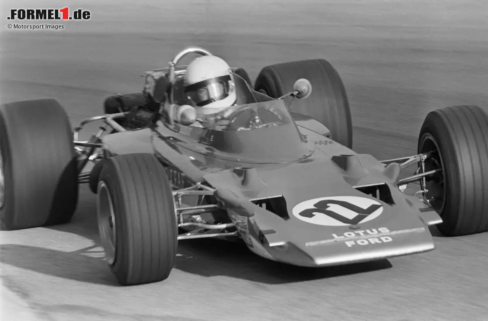 Im Qualifying am 5. September 1970 bricht Rindt beim Anbremsen auf die Parabolica vermutlich die vordere rechte Bremswelle, der Lotus schleudert in die Streckenbegrenzung. Rindt überlebt den Unfall nicht. Foto zur News: Im Qualifying am 5. September 1970 bricht Rindt beim Anbremsen auf die Parabolica vermutlich die vordere rechte Bremswelle, der Lotus schleudert in die Streckenbegrenzung. Rindt überlebt den Unfall nicht.