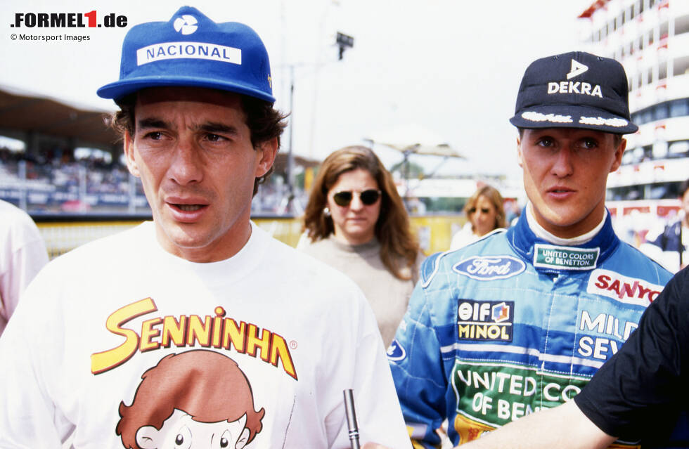 Foto zur News: San Marino 1994: &quot;Der 1. Mai 1994 war der tragischste Tag in der Formel 1. Dieses Foto zeigt Ayrton Senna und Michael Schumacher, wie sie nach der Fahrerbesprechung am Sonntagmorgen die Boxengasse hinuntergehen. Es sieht so aus, als wollten sie kein Rennen fahren. Ein Rennen, in dem Senna sein Leben verlor.&quot;