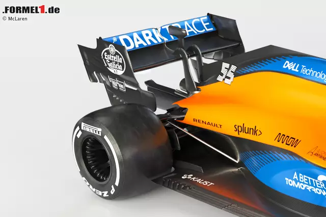 Verglichen mit dem Ferrari SF-1000 und dem Red Bull RB16 mögen Motorabdeckung und Seitenkästen wegen der Rundungen auf den ersten Blick pummelig wirken, aber der McLaren MCL35 ist so schlank wie möglich, wo immer es geht. Die Öffnung für die Abluft aus den Kühlern wurde verkleinert und höher positioniert. Foto zur News: Verglichen mit dem Ferrari SF-1000 und dem Red Bull RB16 mögen Motorabdeckung und Seitenkästen wegen der Rundungen auf den ersten Blick pummelig wirken, aber der McLaren MCL35 ist so schlank wie möglich, wo immer es geht. Die Öffnung für die Abluft aus den Kühlern wurde verkleinert und höher positioniert.