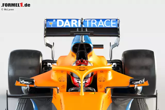 Hinter dem Fahrer findet sich ein weiteres eindrucksvolles Designelement: Die McLaren-Designer haben sich für eine rundliche Lufthutze, Crashstruktur und Motorabdeckung entschieden. Die rundliche Verkleidung umhüllt einen A-förmigen Überrollbügel, der innerhalb der Öffnung gut zu erkennen ist. Foto zur News: Hinter dem Fahrer findet sich ein weiteres eindrucksvolles Designelement: Die McLaren-Designer haben sich für eine rundliche Lufthutze, Crashstruktur und Motorabdeckung entschieden. Die rundliche Verkleidung umhüllt einen A-förmigen Überrollbügel, der innerhalb der Öffnung gut zu erkennen ist.